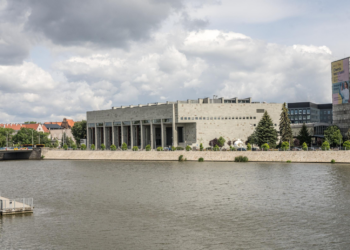Budynek Biblioteki Uniwersytetu Wrocławskiego widziany od strony rzeki