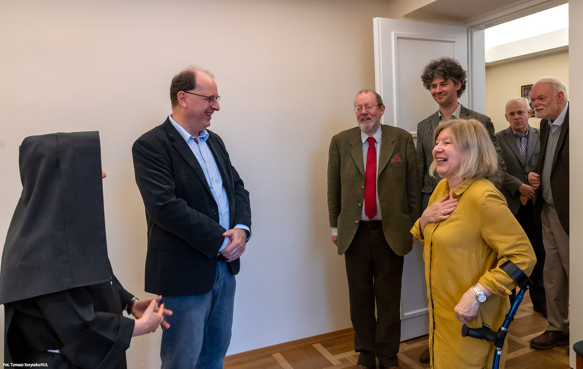 Grupa uczestników podpisania umowy między CSM a Brepols Publishers wita się z siostrą prorektor Beatą Zarzycką