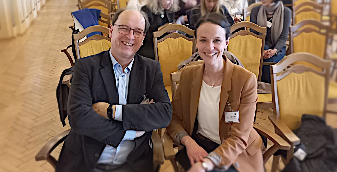 Profesor Paweł Kras z Julią Burkhardt siedzą na krzesłach